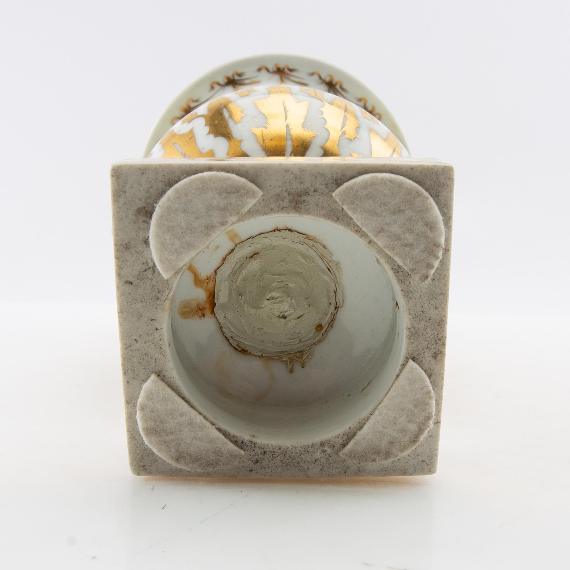 Urn Empire mid-19th century porcelain.