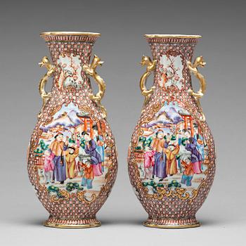 844. A pair of famille rose vases, Qingdynastin, Qianlong (1736-95).