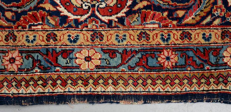 Matto, semi-antique Tabriz, ca 357,5 x 253,5-263 cm.