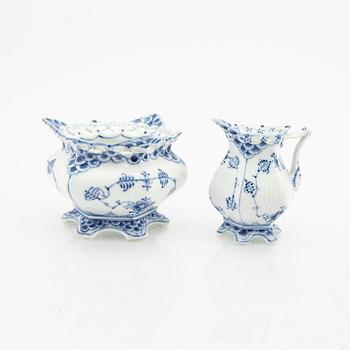 Service 26 pcs "Musselmalet" hel and halv blonde Royal Copenhagen Denmark porcelain.