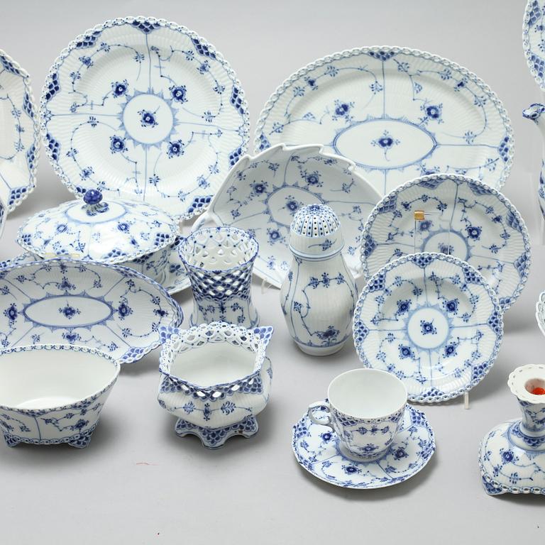 89 pieces of porcelain tableware, model "Musselmalet", Royal Copenhagen, 20th century.