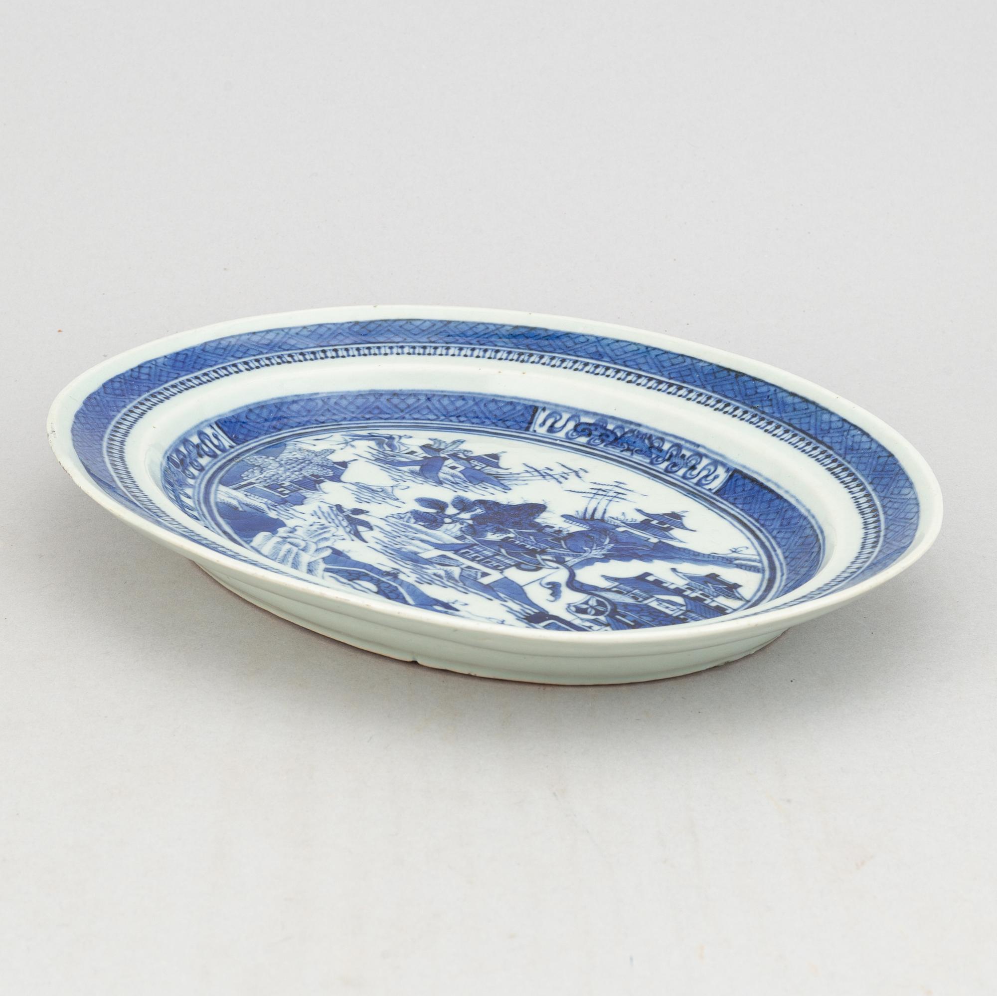 A group of 7 blue and white dishes, 18/20th Century.