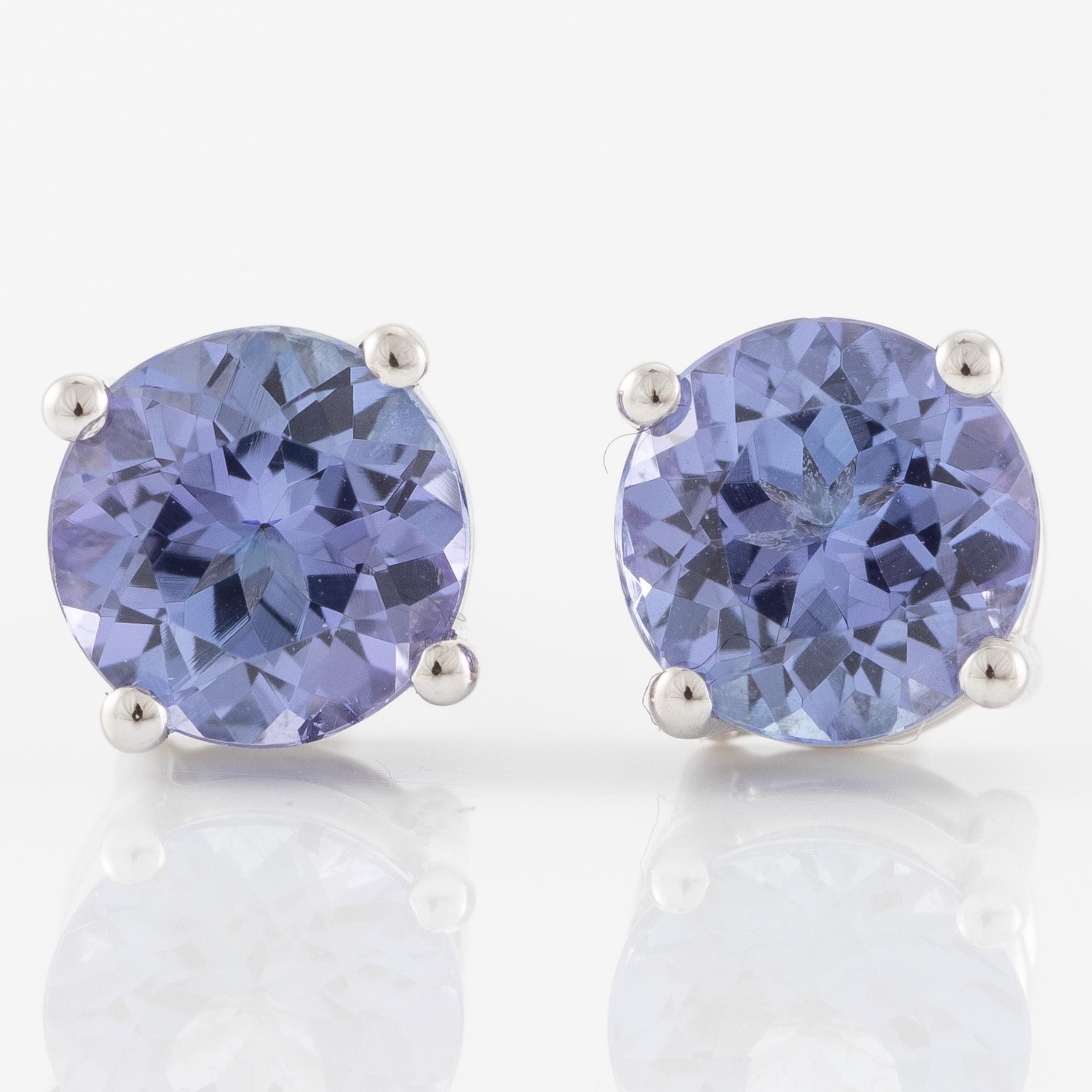 Earrings 18K white gold with tanzanites.