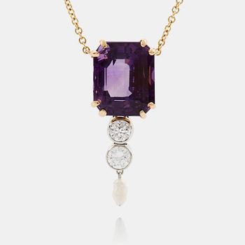 An 18K gold pendant set with a faceted amethyst and round brilliant- and old-cut diamonds and a pearl.