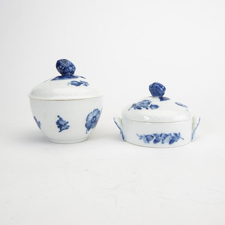 Service "Blå blomst" 74 dl Royal Copenhagen Denmark 1900s porcelain.