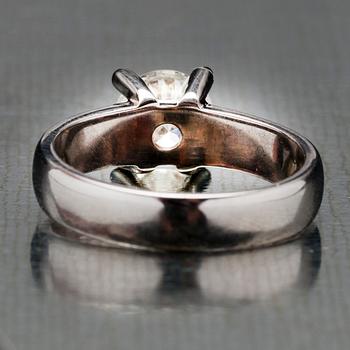 RING, vitguld 14K, briljantslipad diamant 1,58 ct. Vikt 5,67 g. Intyg.