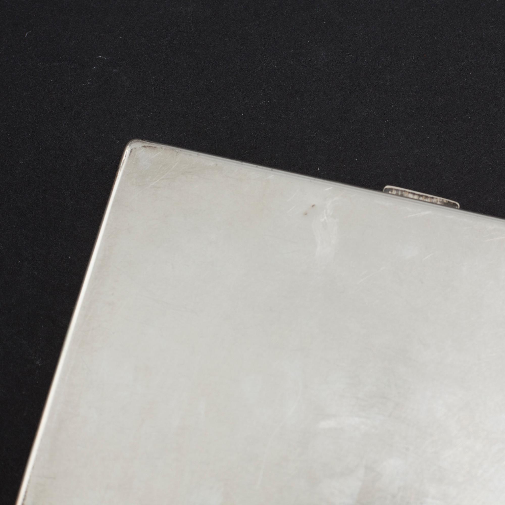 A cigarette case and a small box in silver, first half of the 20th century. Total weight 155 g.