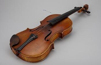 VIOLIN, i fodral, sekelskiftet 1800/1900.