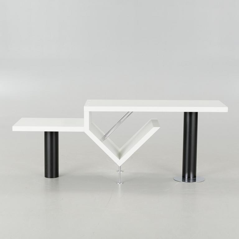 A late 20th century "Attayca 2" media bench, designed by Jacob Jensen for Bang & Olufsen.