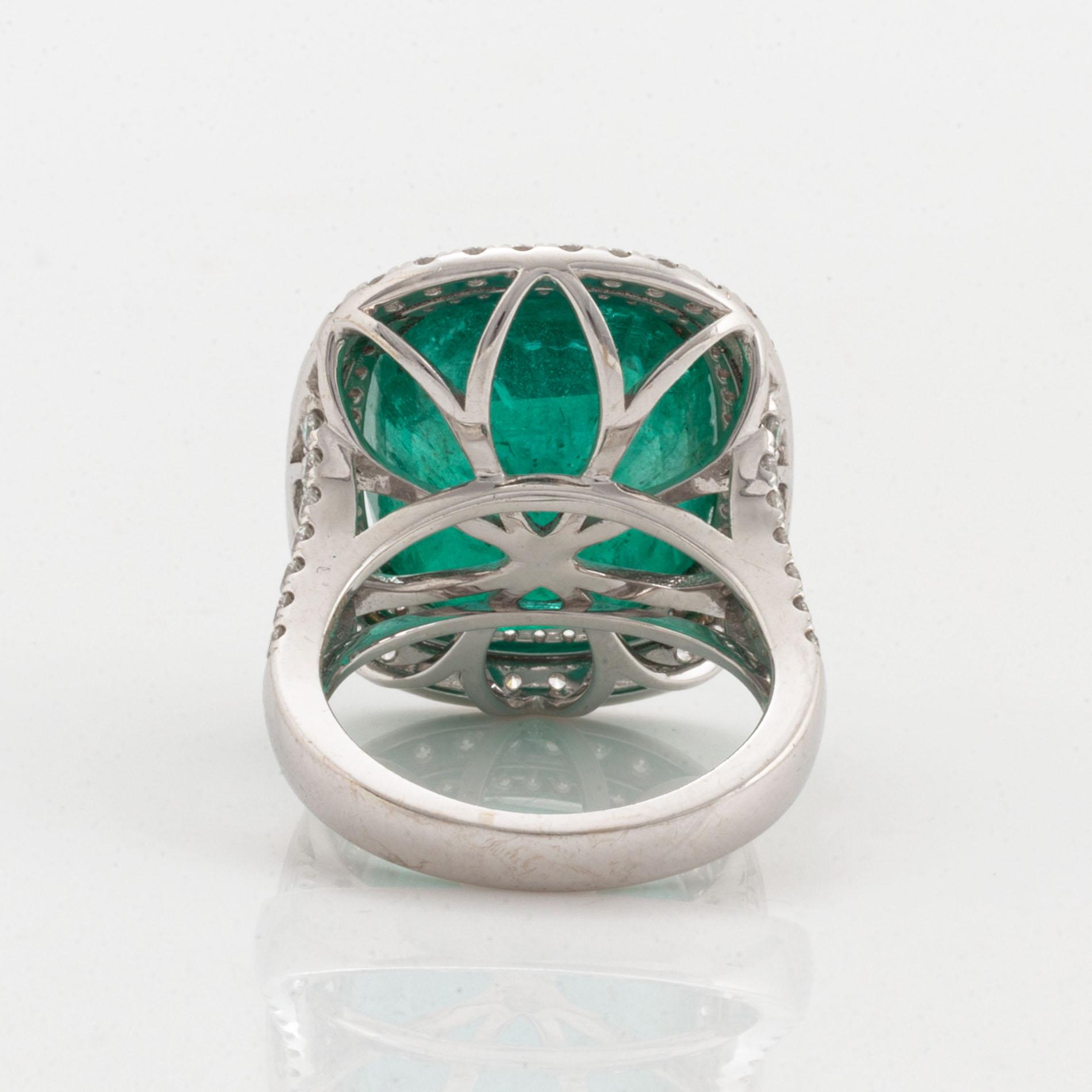 An 18K white gold ring set with a faceted emerald.