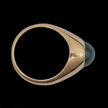 RING med cabochonslipad krysoberyllkattöga ca 9.61 ct.