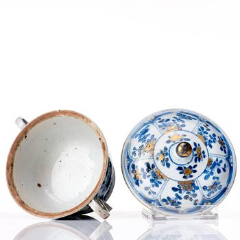 A blue and white equelle with cover, Qing dynasty, Kangxi (1662-1722).