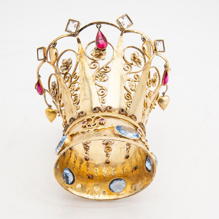 Brudkrona förgyllt silver, syntetiska spineller och syntetiska rubiner, Södergren A, Nässjö 1951.