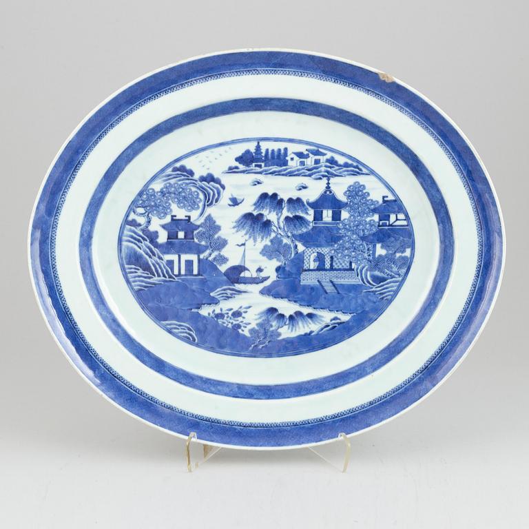 A large oval shaped serving dish, Qing dynasty, Jiaqing (1796-1820).