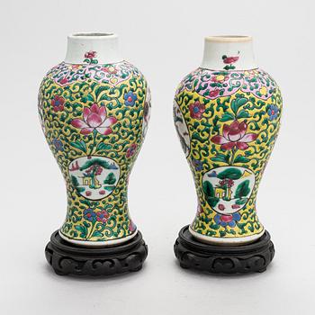 A pair of Chinese porcelain urns from late Qing, circa 1900.