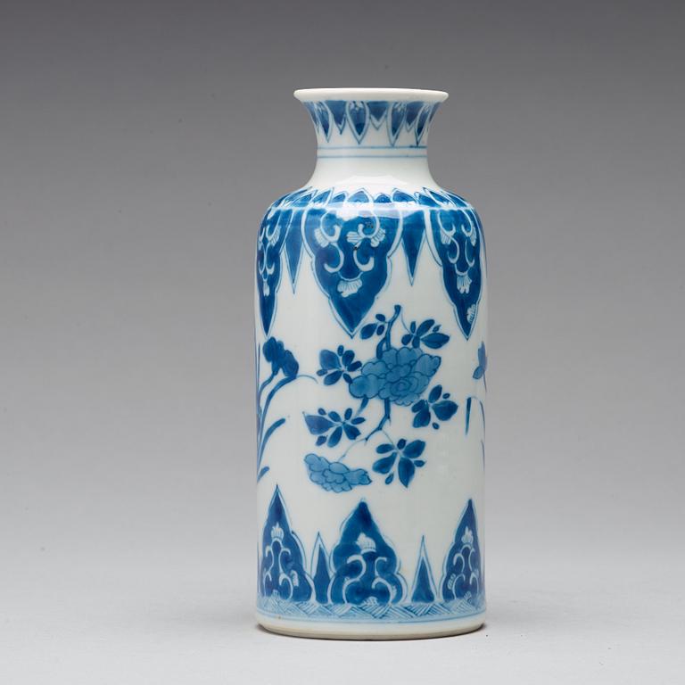 A blue and white vase, Qing dynasty, Kangxi (1662-1722).