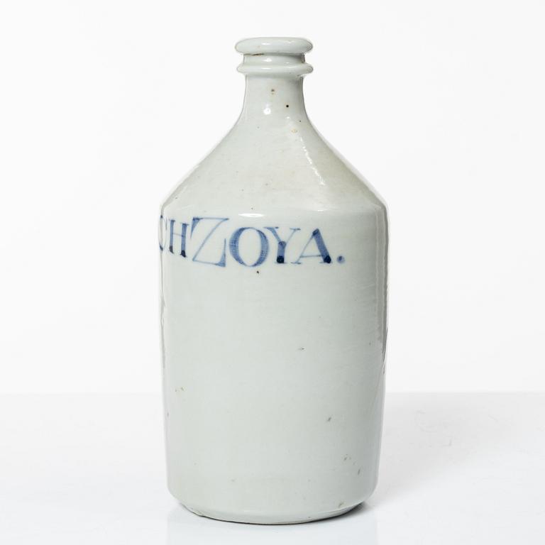 Sju assietter, litet fat samt flaska, porslin, Japan, 1800-/1900-tal.