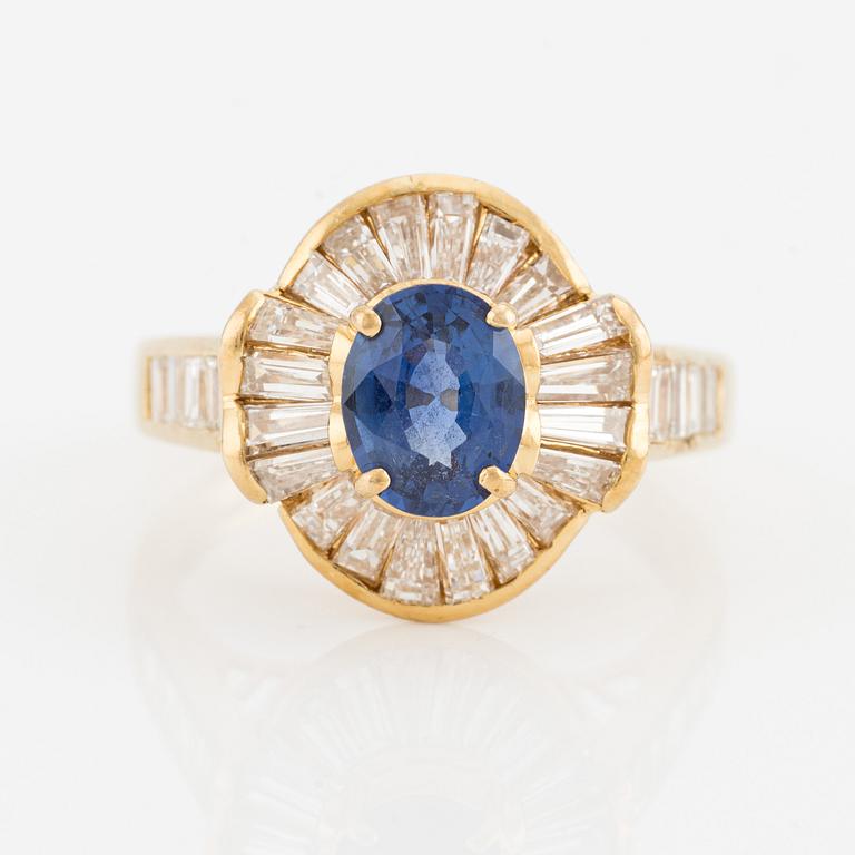Ring, 18K guld med safir och baguetteslipade diamanter.