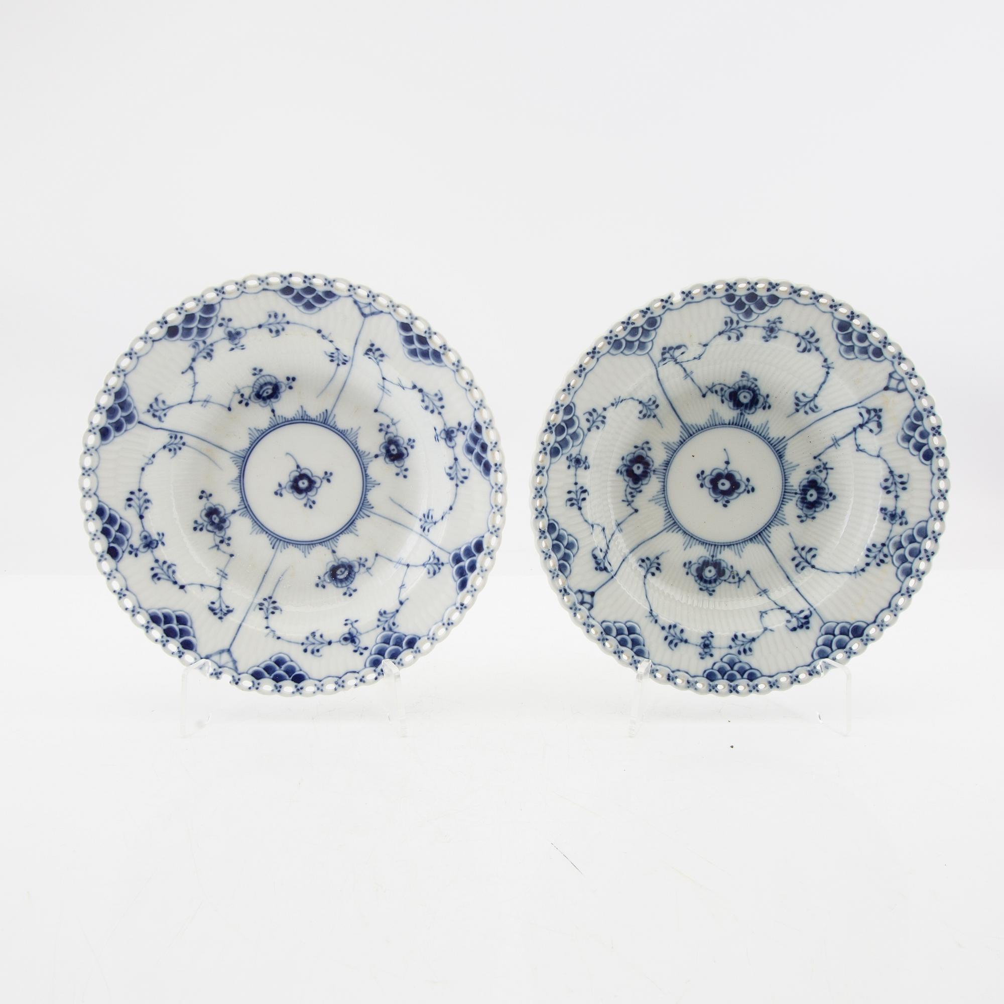 Royal Copenhagen, djupa tallrikar, 14 st, porslin, "Musselmalet helblonde", Danmark.