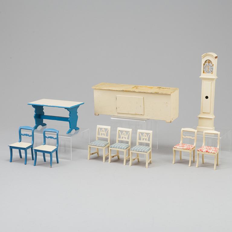 10 pieces of doll's house furniture from Nolbyn.