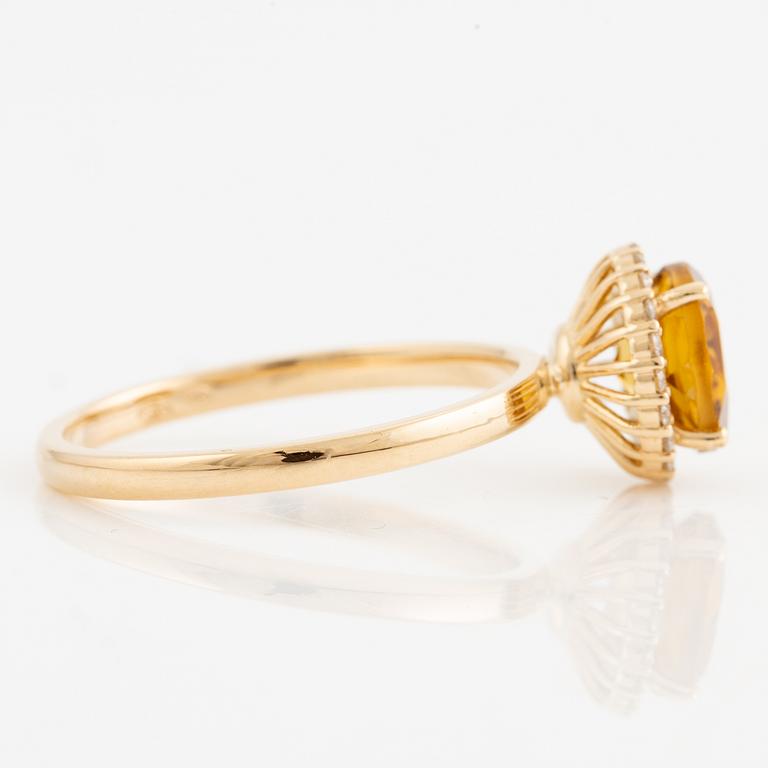 Ring 14K vitguld med orange turmalin och briljantslipade diamanter.