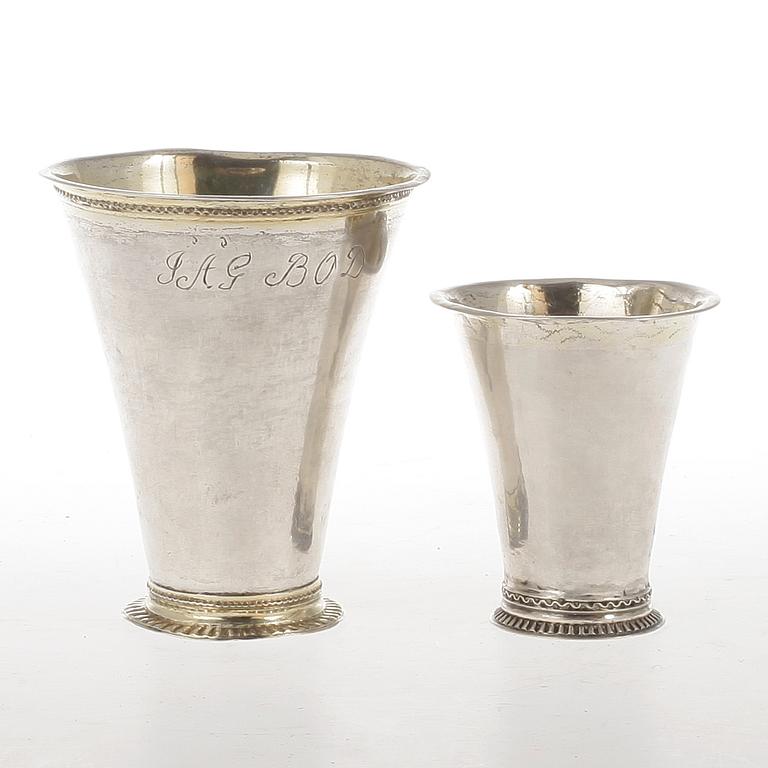 BÄGARE, 2 st, silver, Samuel Lyberg, verksam 1778-1834 Borås resp otydlig mästarstämpel, trol Gävle 1762. Tot ca 70 g.