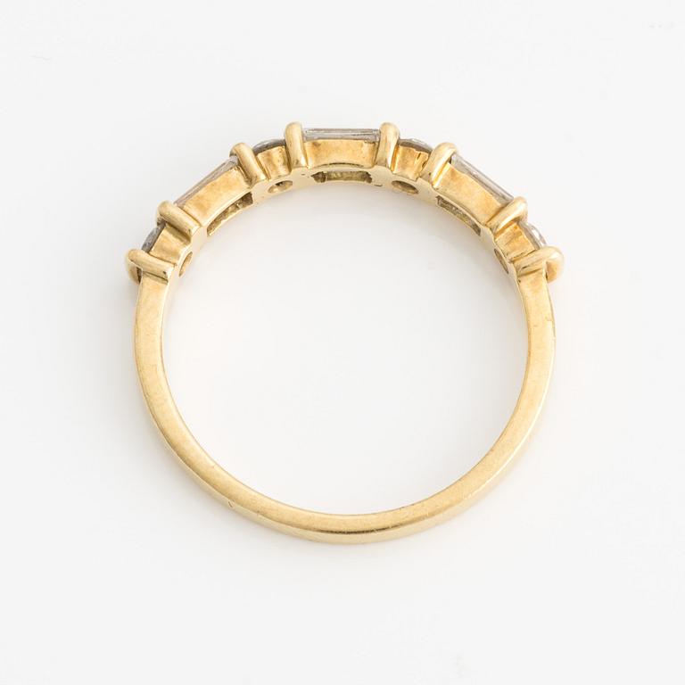Ring in 18K gold with round brilliant and baguette-cut diamonds.