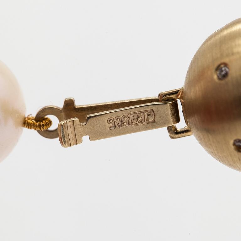 A cultured pearl necklace, clasp in 14K gold with diamonds ca 0.12 ct in total.