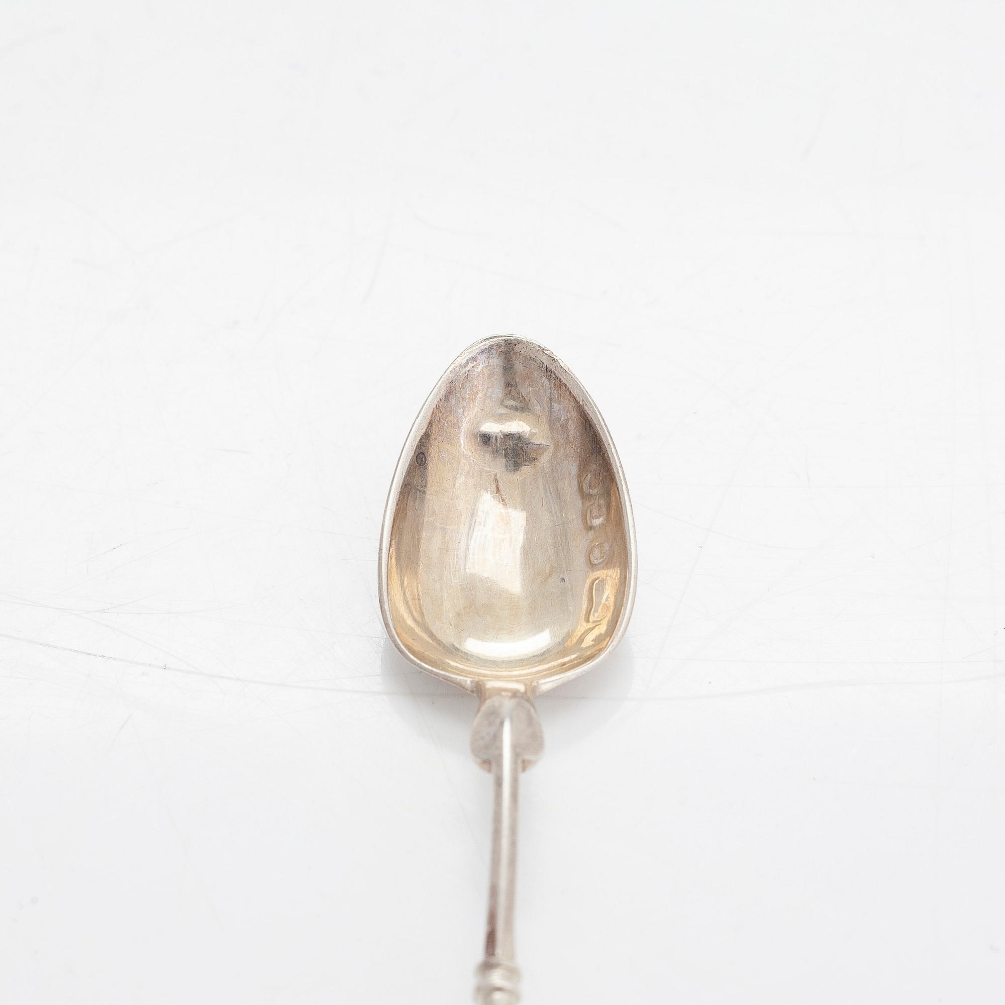 A set of 12 coffee spoons and sugar tongs in fitted case, silver import mark of Georg Edvard & Son, Glasgow 1900.