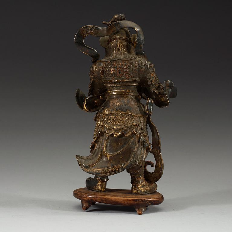 LOKAPALA, förgylld och patinerad brons. Ming dynastin (1368-1644).