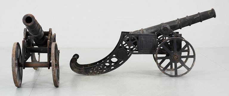 KANONER, ett par, gjutjärn, 1900-talets mitt.