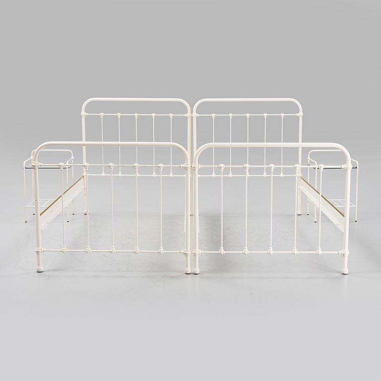 Sängramar och sängbord, ett par, 1900-talets andra hälft.