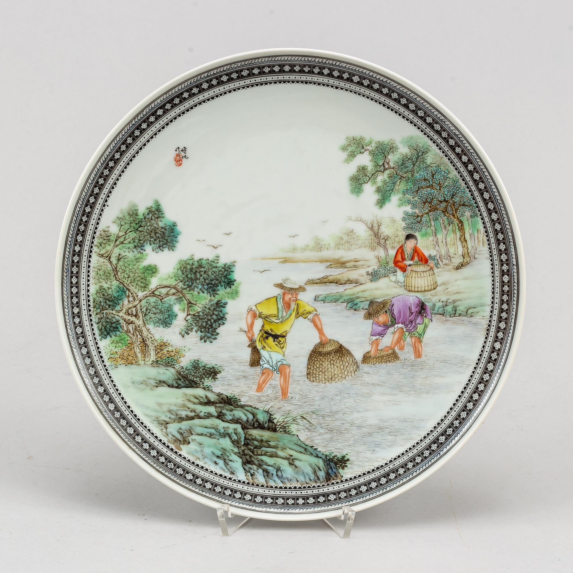 A Chinese famille rose dish, second half of the 20th century.