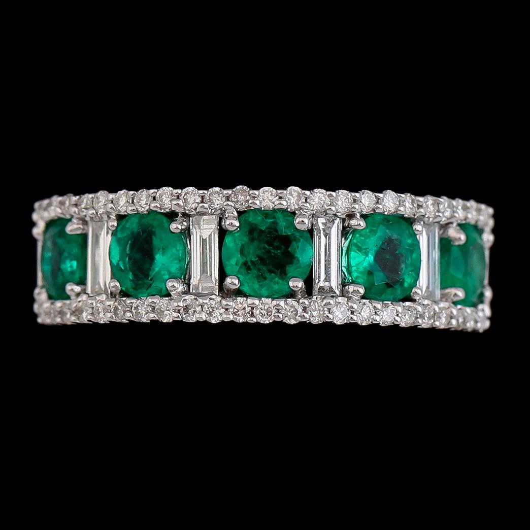 RING, 18 k vitguld, smaragder och briljant- och baguettslipade diamanter. Vikt ca 6,8 g.