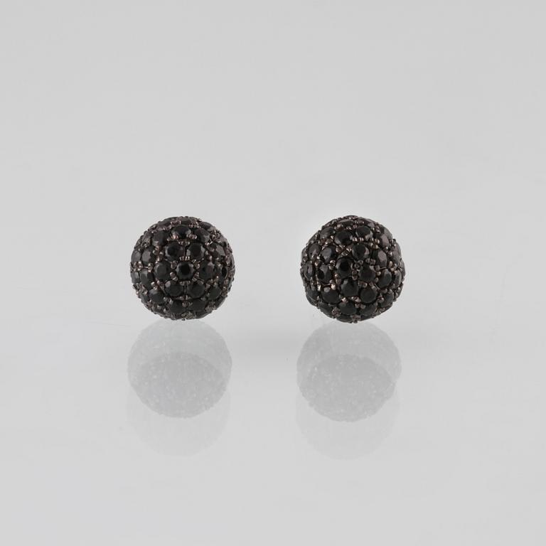 ÖRHÄNGEN, 18K vitguld med fasettsliapde svarta spineller ca 2,48 ct. Vikt 2,8 gram.