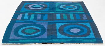 a carpet, flat weave, ca 238,5 x 175 cm. Signed GBJ as well as a weavers signature in the shape of a light green square.