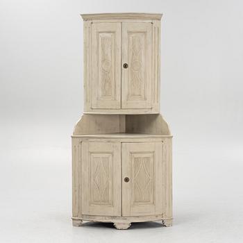 Hörnskåp, sengustavianskt, 1800-talets början.