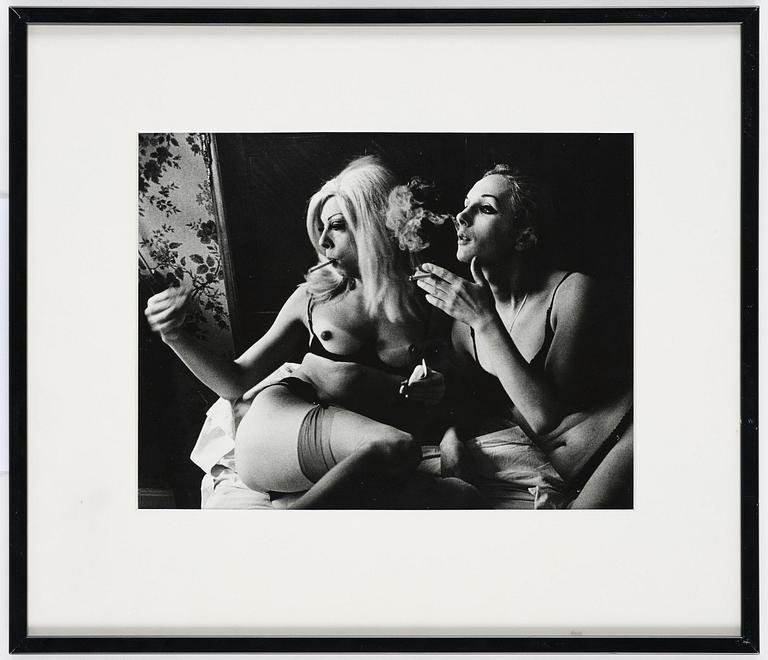 Christer Strömholm, "Giulia & Carol, Pigalle, Paris", 1964.