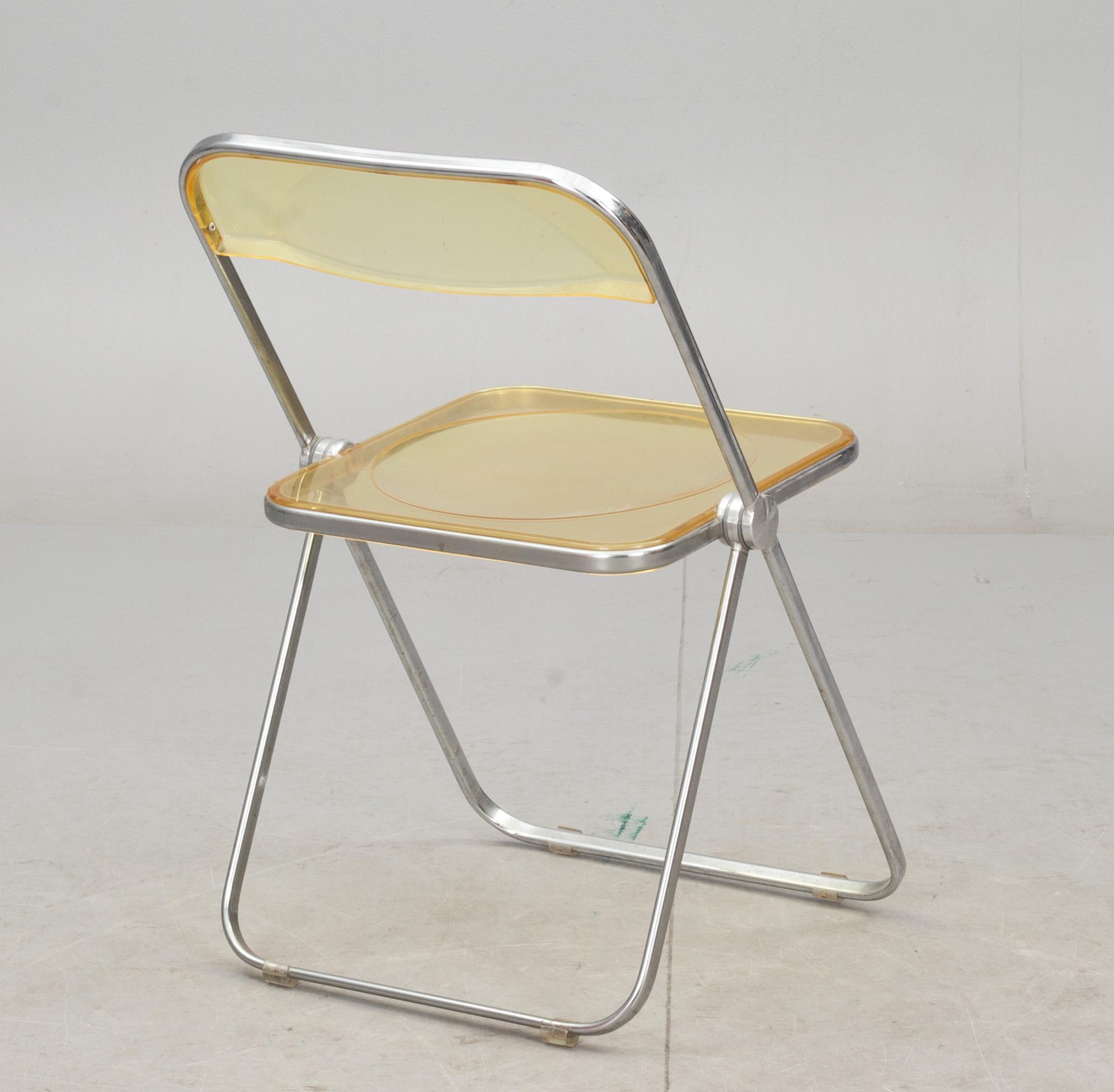 SOLSTOL, plexiglas, 1980-tal och FÄLLSTOL, "Plia", Giancarlo Piretti för Castelli, 1960-talets slut.