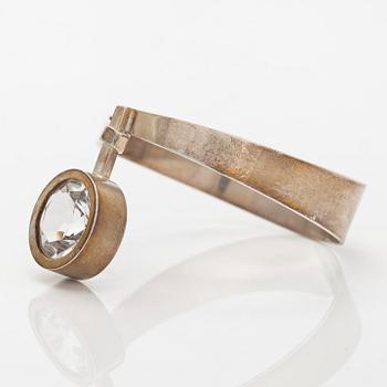 Elis Kauppi, armring, sterlingsilver med fasettslipad bergkristall. Kupittaan Kulta, Åbo.