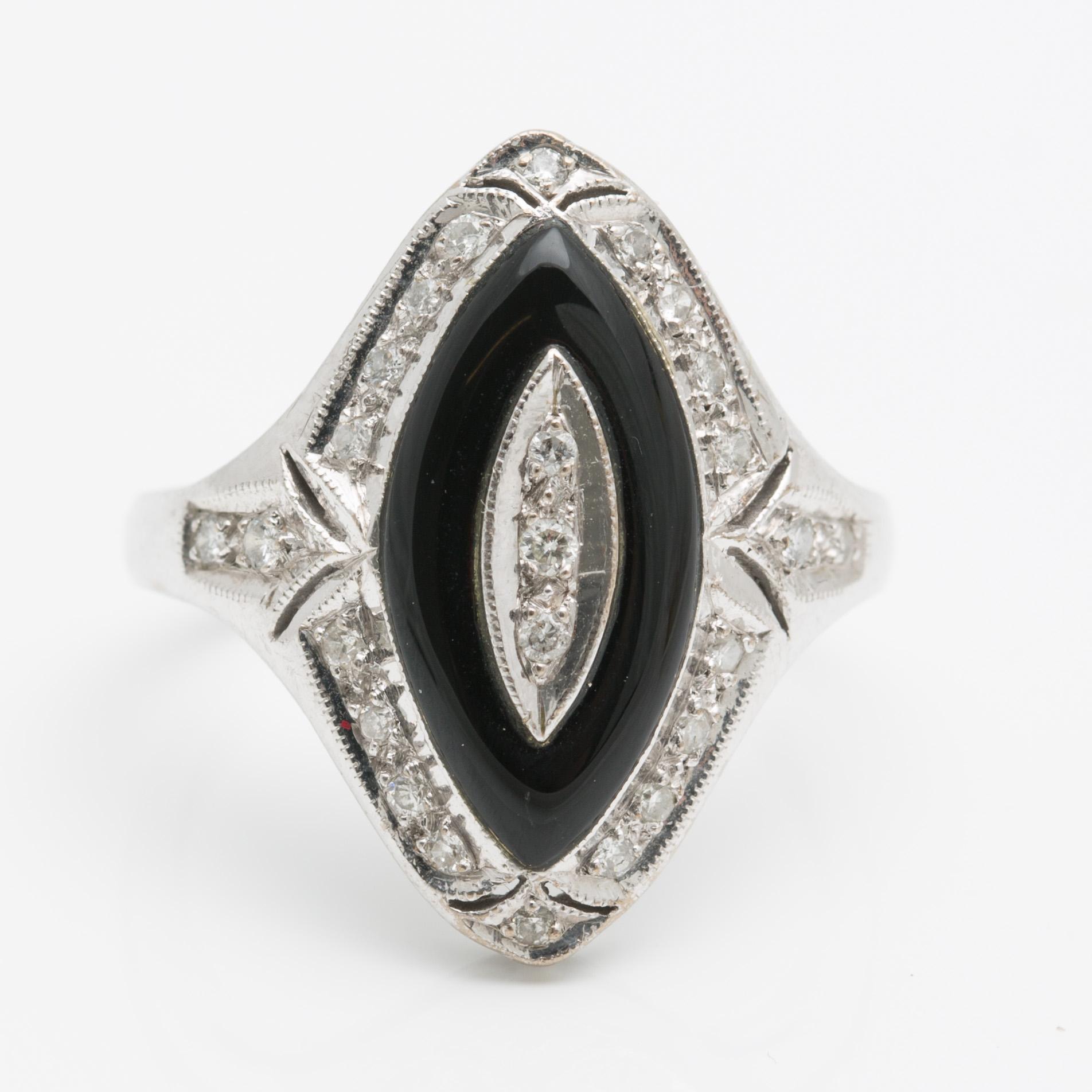 RING, 18K vitguld, besatt med små diamanter samt svart sten.