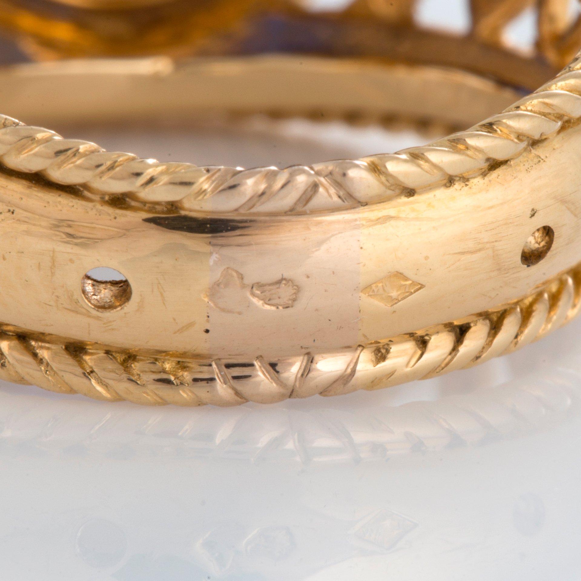 Ring med en cabochonslipad safir ca 4 ct samt runda briljant- och åttkantslipade diamanter.