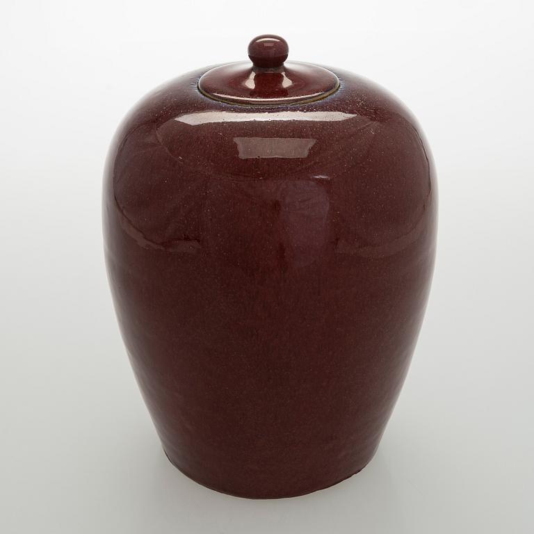 Urna med lock, keramik, Kina, Qingdynastin, 1900-tal.