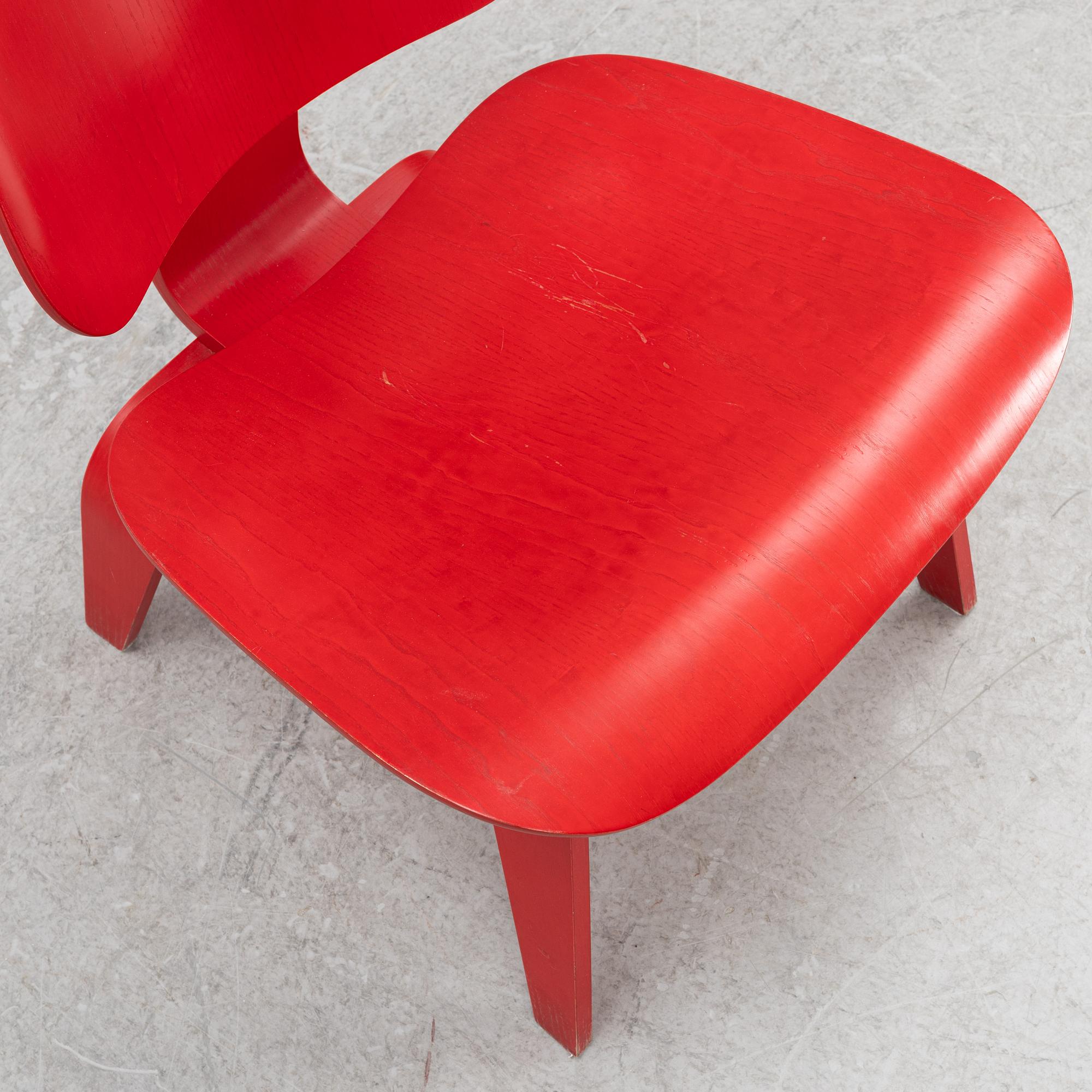 Charles & Ray Eames, fåtölj, "LCW", Vitra, daterad 2003.