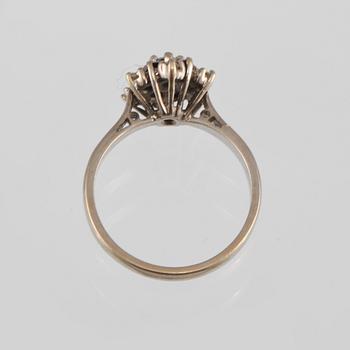 RING, 18K vitguld med en briljantslipad och 6 åttkantslipade diamanter och 6 fasettslipade blåsafirer. Vikt 3,9 gram.