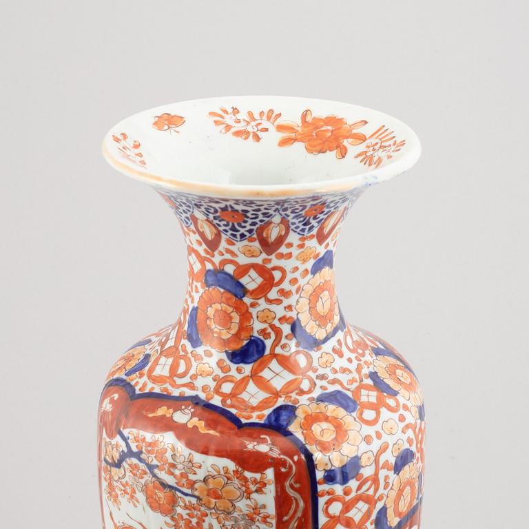 An Imari porcelain floor vase, Japan, early 20th century.