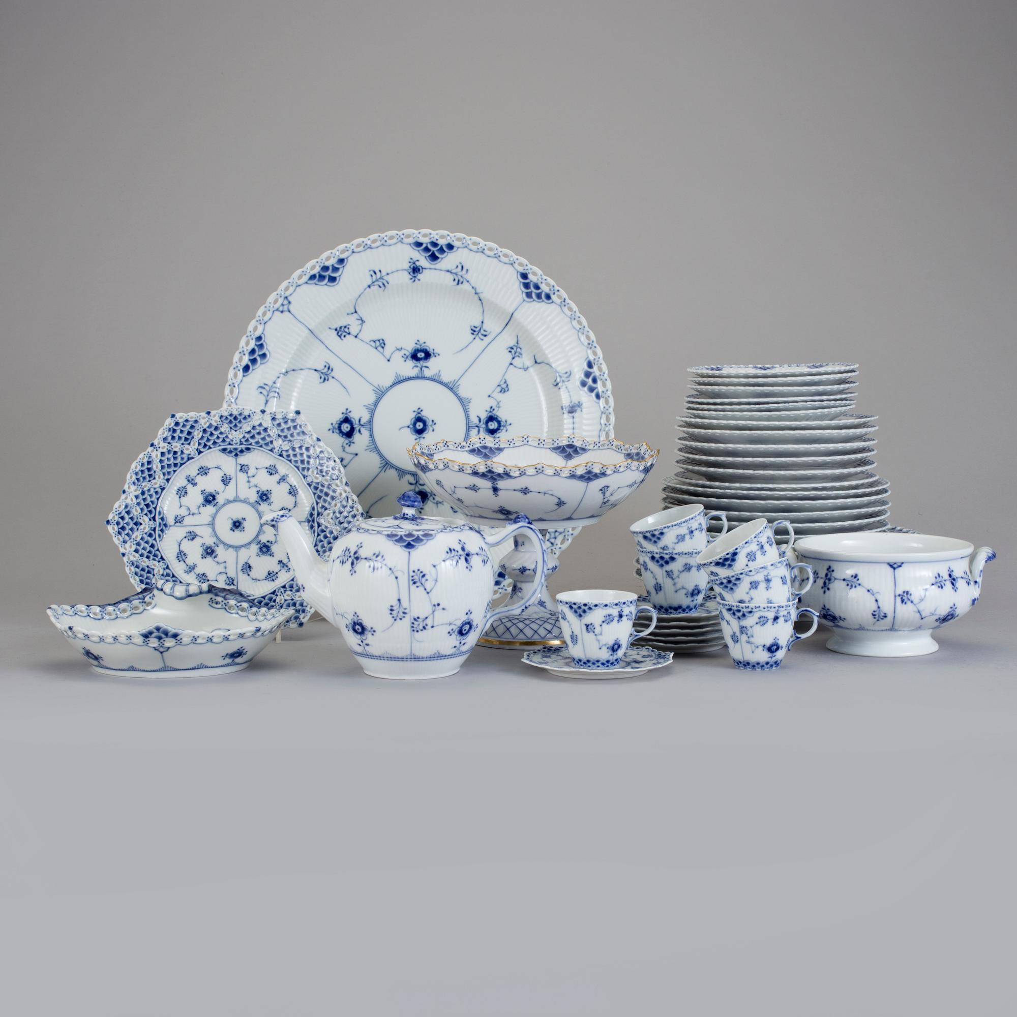 SERVISDELAR, 33 stycken, porslin, "Musselmalet", Royal Copenhagen.