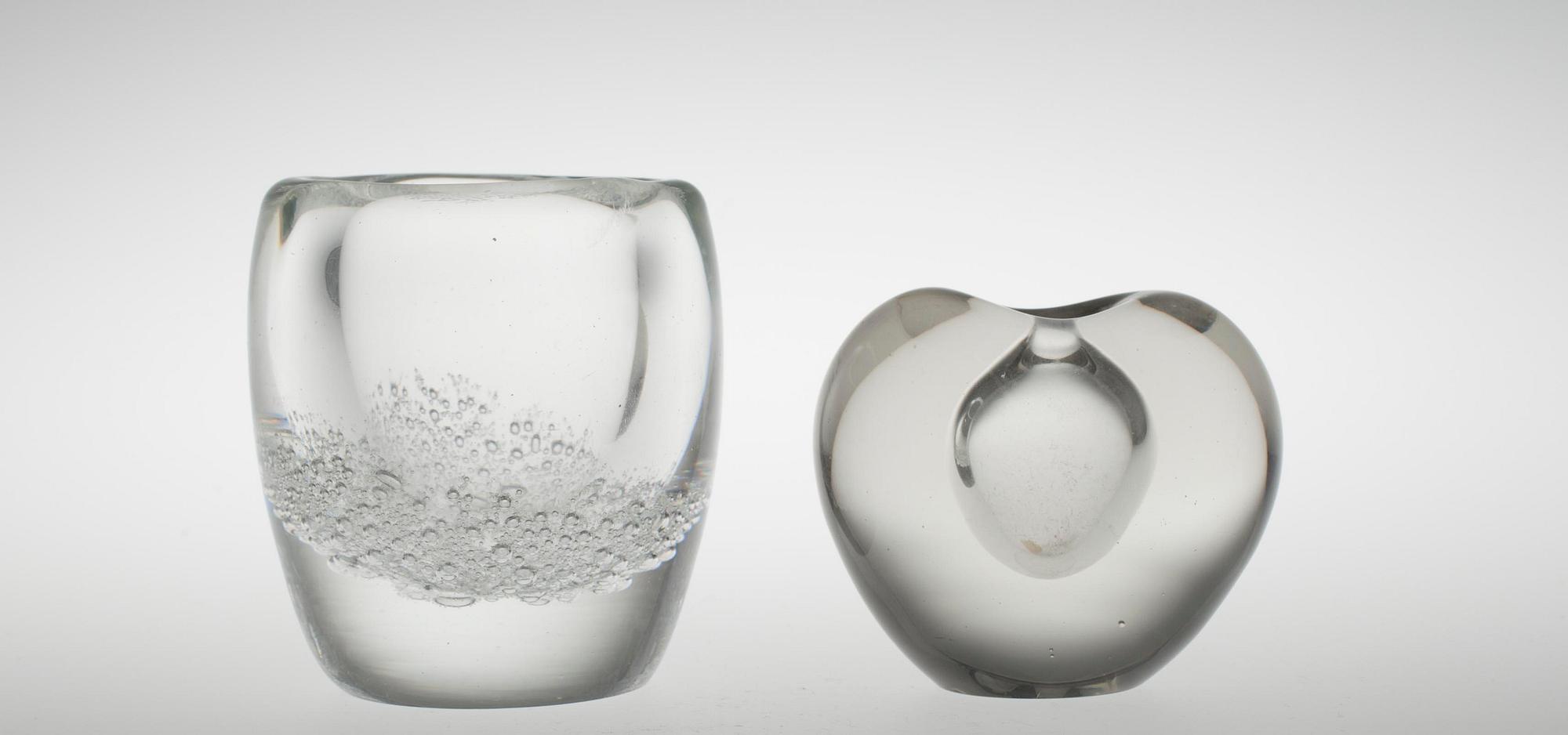 KONSTGLAS, 2 st, Kaj Franck, sodaglas resp. Timo Sarpaneva 3557 "Hjärtat", Iittala.