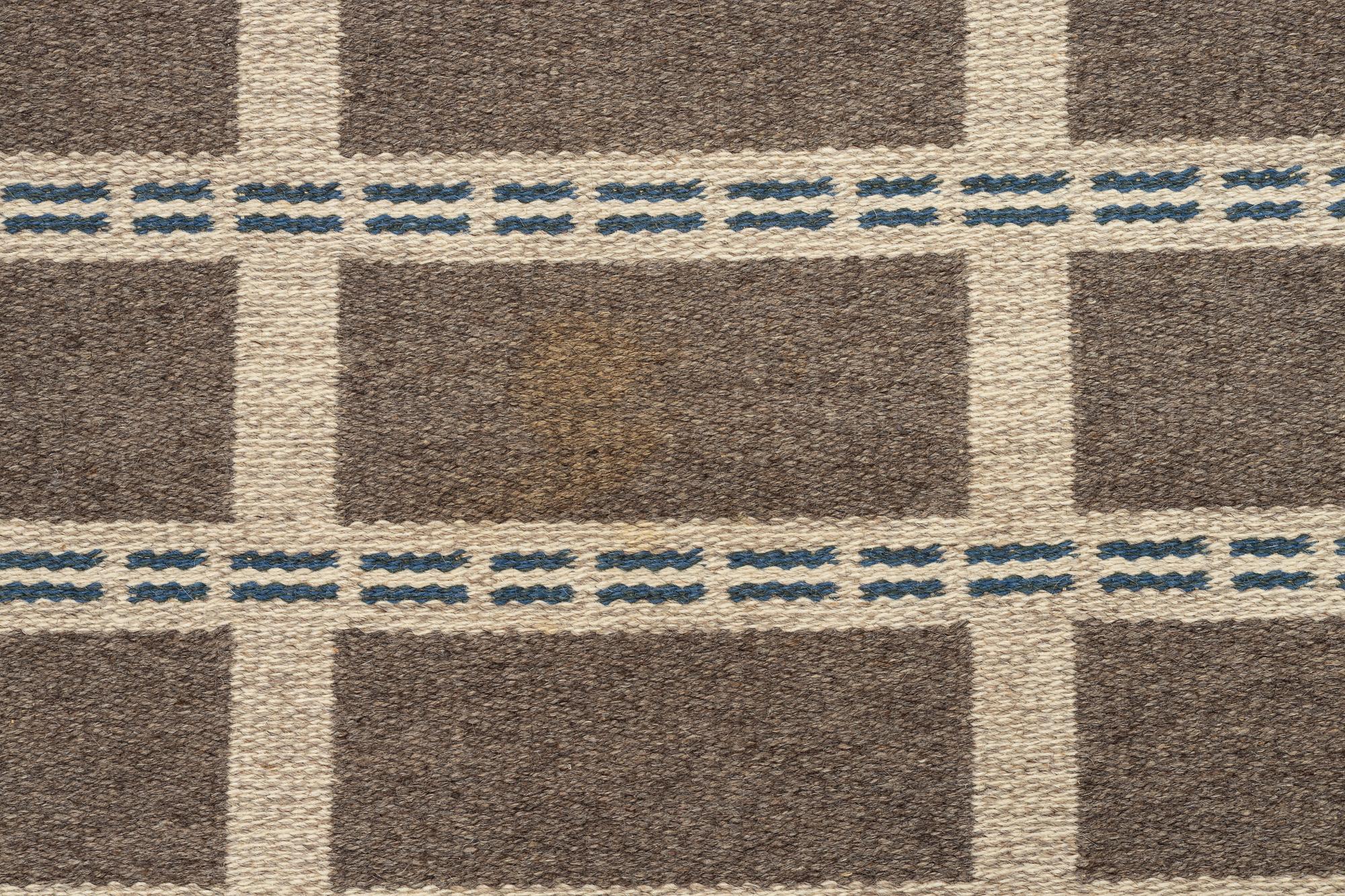 A machine-woven carpet (so-called double-woven), approx. 284 x 202 cm.
