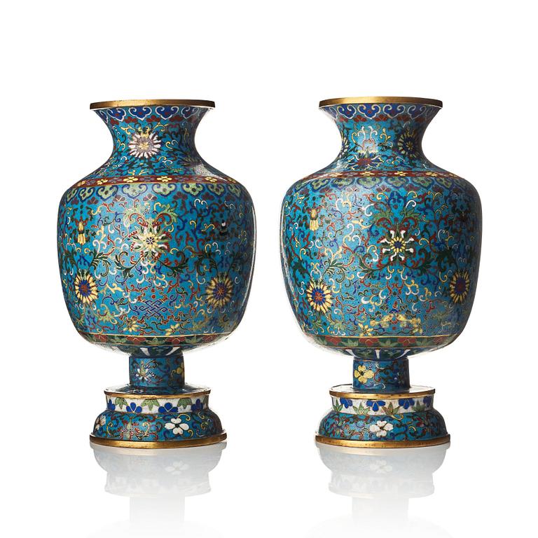 Urnor, ett par, cloisonné. Sen Qingdynasti.